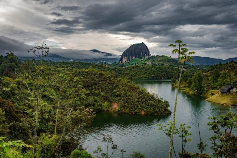 Medellín y Guatapé (20, 21)