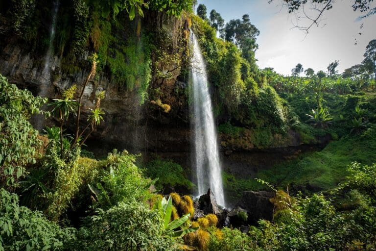El kraal y Sipi Falls (13, 14)