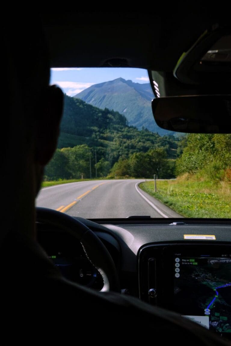 Guía definitiva para alquilar y conducir un coche eléctrico en Noruega — 2025