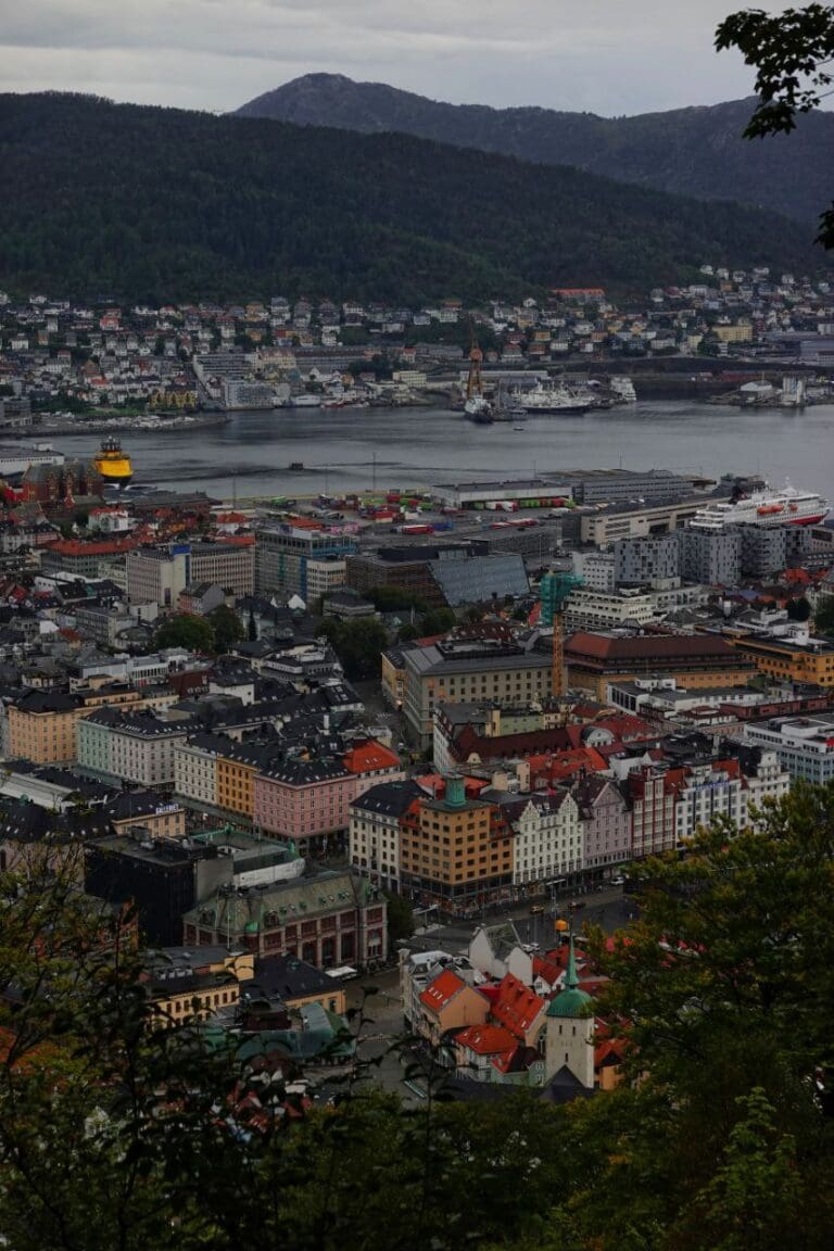 Regreso a Bergen: Fantoft, jardines reales y tejados de hierba (9)