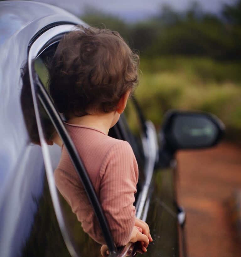 Cómo ahorrar en el alquiler de coche en Australia y Nueva Zelanda en 2026: lo que aprendimos viajando con un bebé