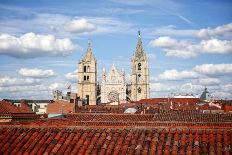 Un día en León: murallas romanas, Gaudí y la catedral con más luz de España