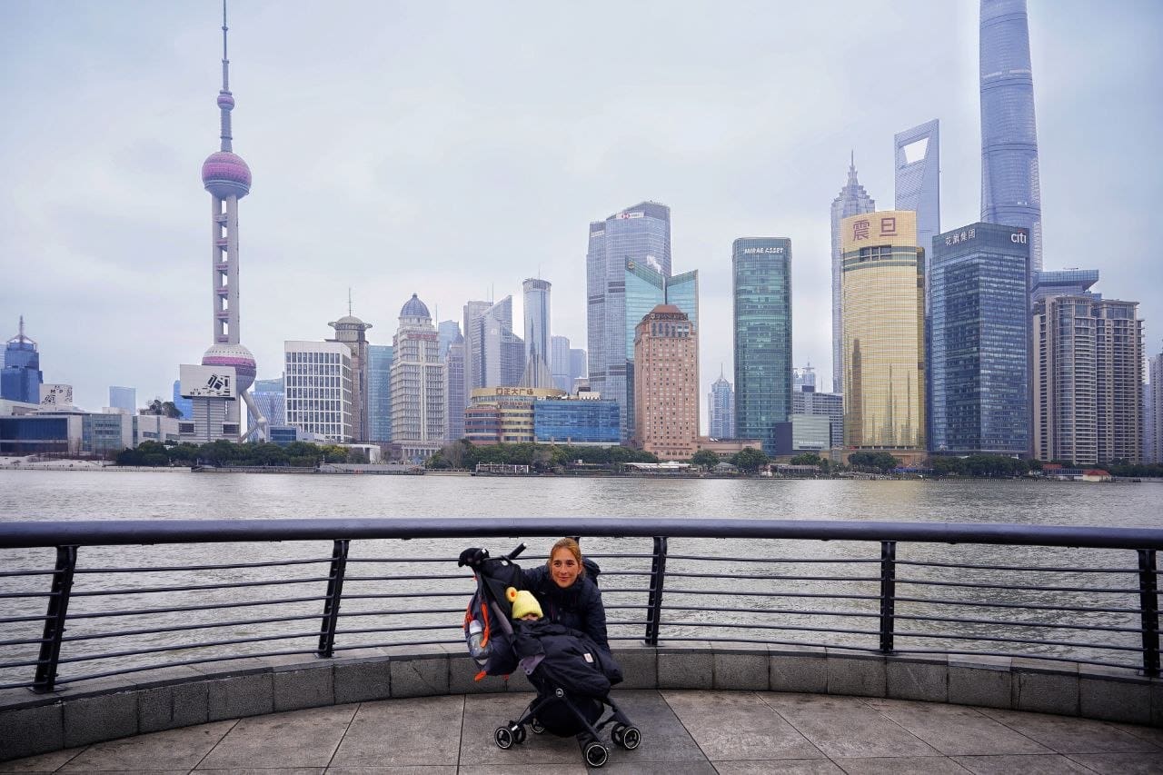 La peque en el Bund de Shanghái, con el skyline de Pudong al fondo