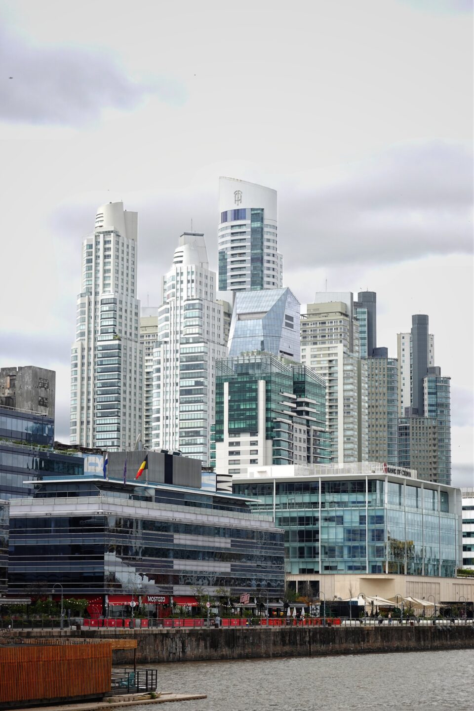 Rascacielos de Puerto Madero junto al agua de los diques