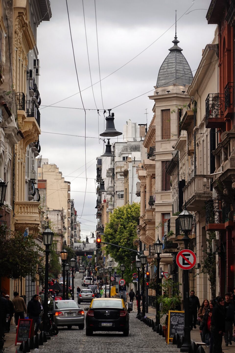 Calle de Buenos Aires con edificios clásicos y una cúpula al fondo