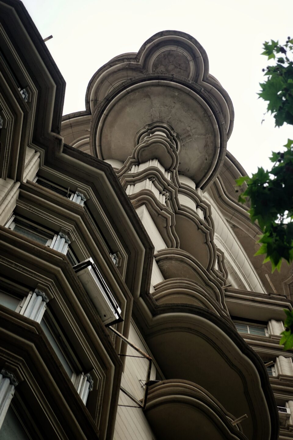 Detalle de la fachada curva de un edificio con balcones en Buenos Aires