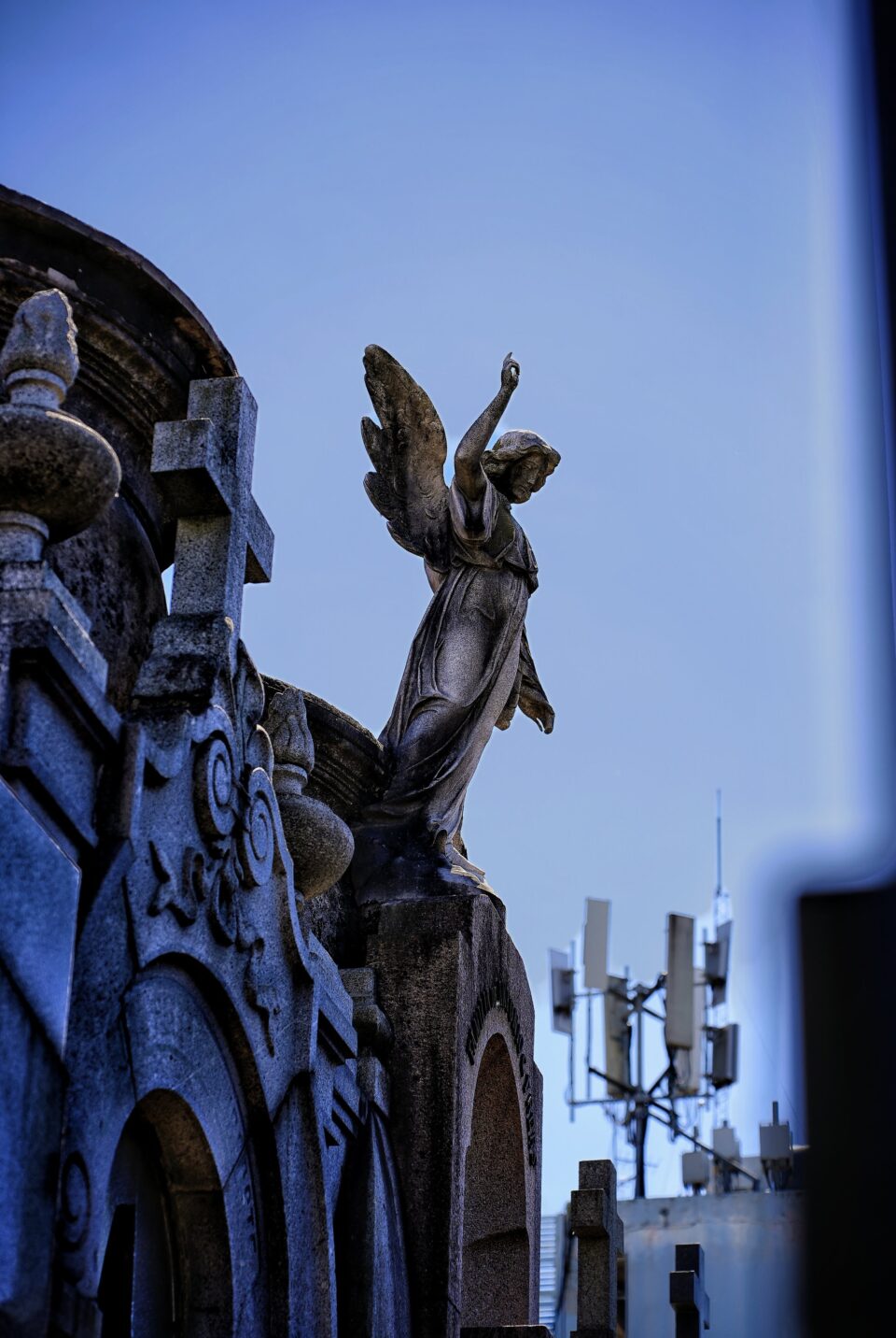 Escultura alada en lo alto de un fachada de Buenos Aires contra el cielo azul