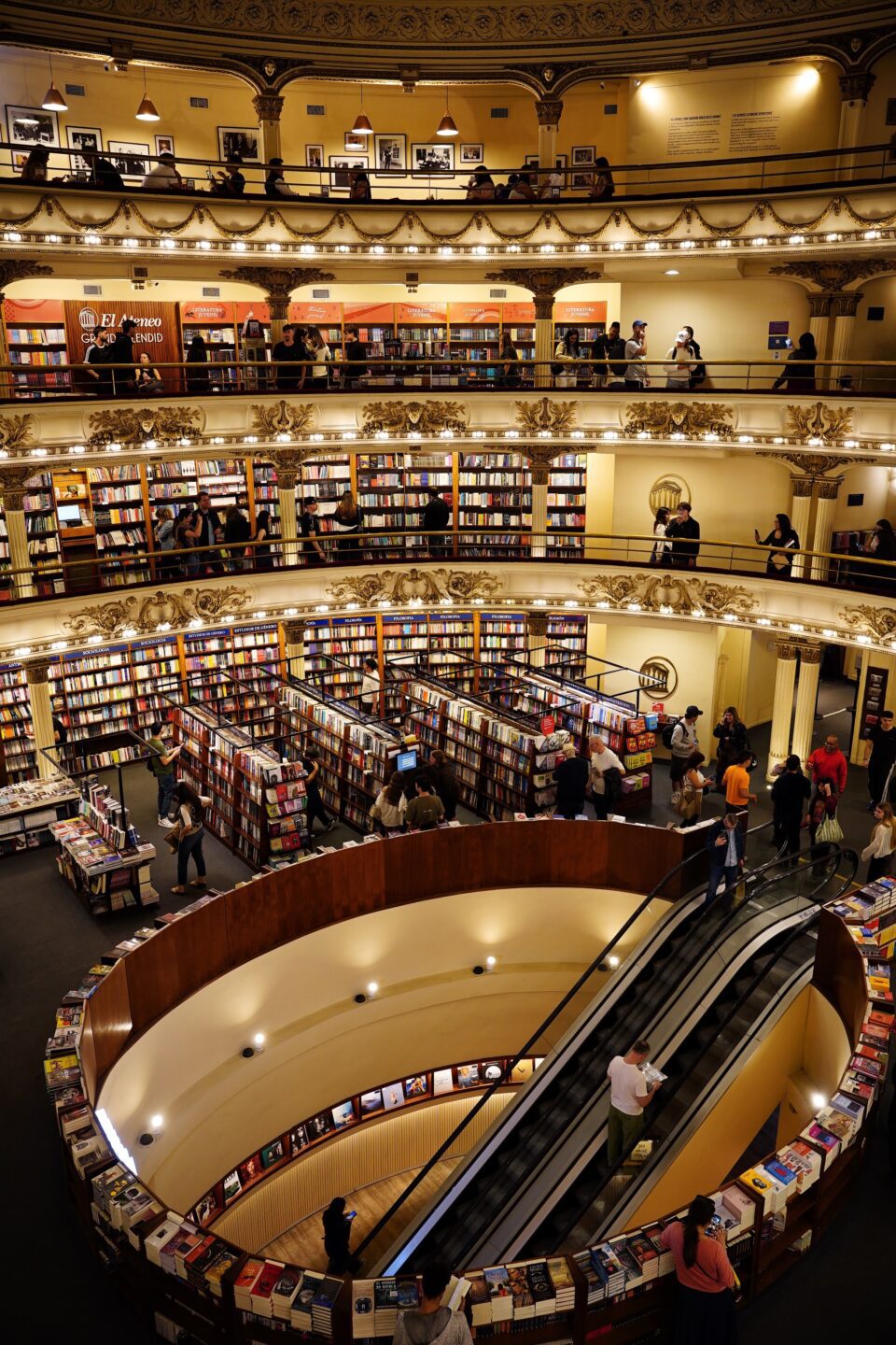 Interior de la librería Ateneo Grand Splendid con sus palcos llenos de libros y la escalera mecánica