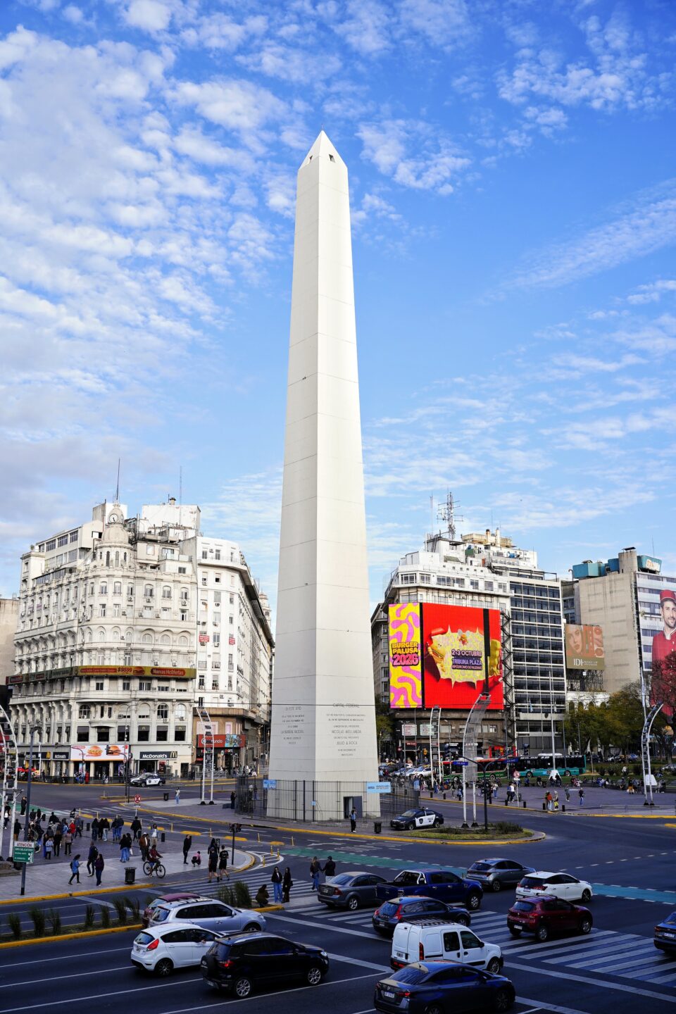 Obelisco de Buenos Aires sobre la avenida 9 de Julio con edificios y tráfico