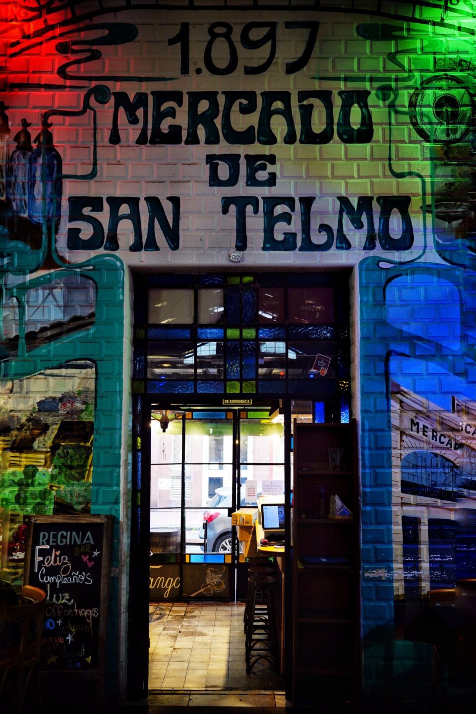 Entrada del Mercado de San Telmo, con el año 1897 y un mural de colores en la fachada