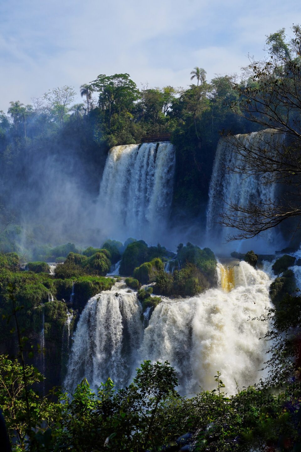 Dos cascadas de las cataratas de Iguazú cayendo entre la vegetación