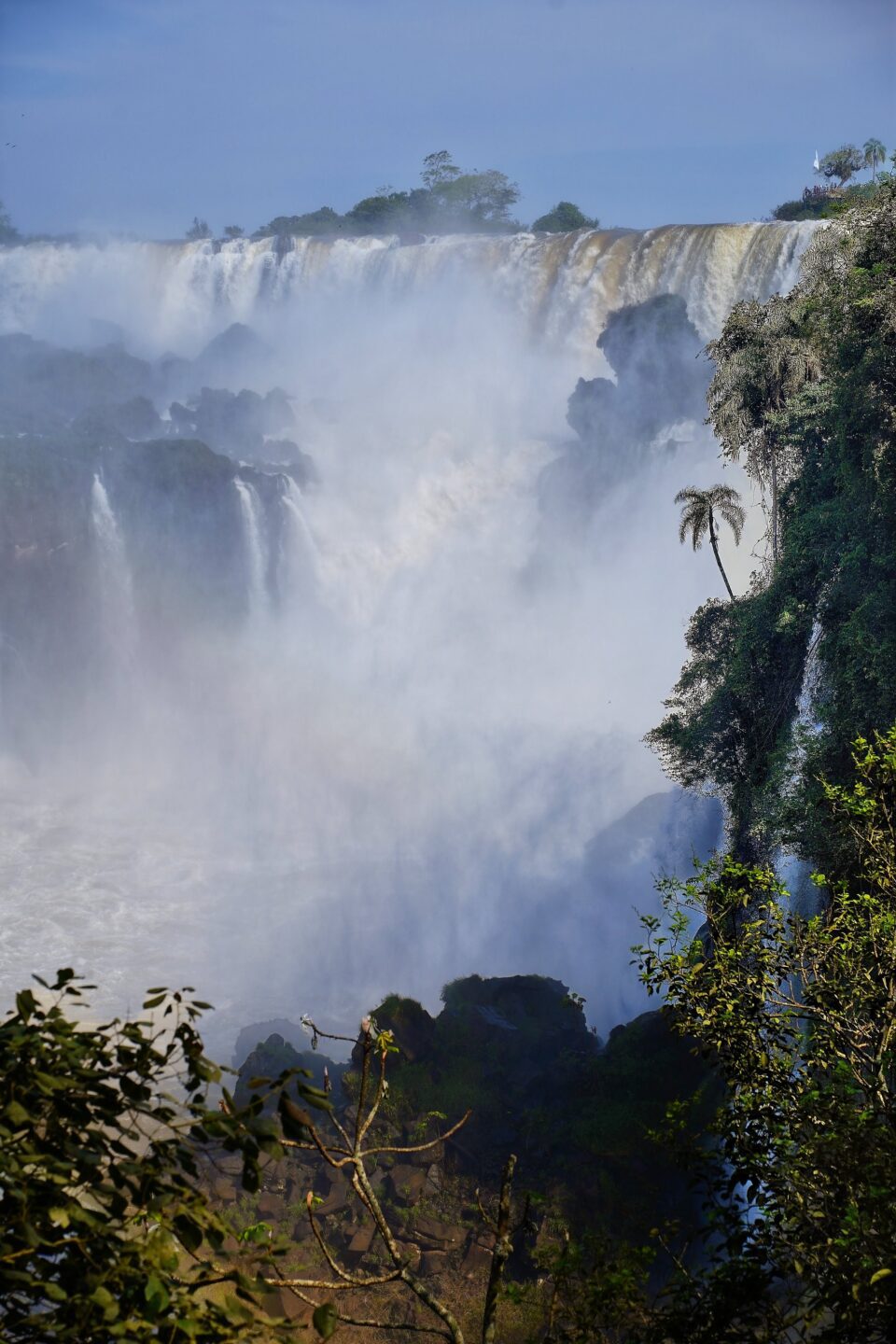 Salto de las cataratas de Iguazú entre la bruma y la selva, visto desde lejos